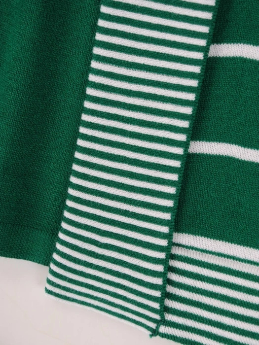 Elegancki sweter damski w paski z narzutką – prosty fason idealny na chłodne dni 38910