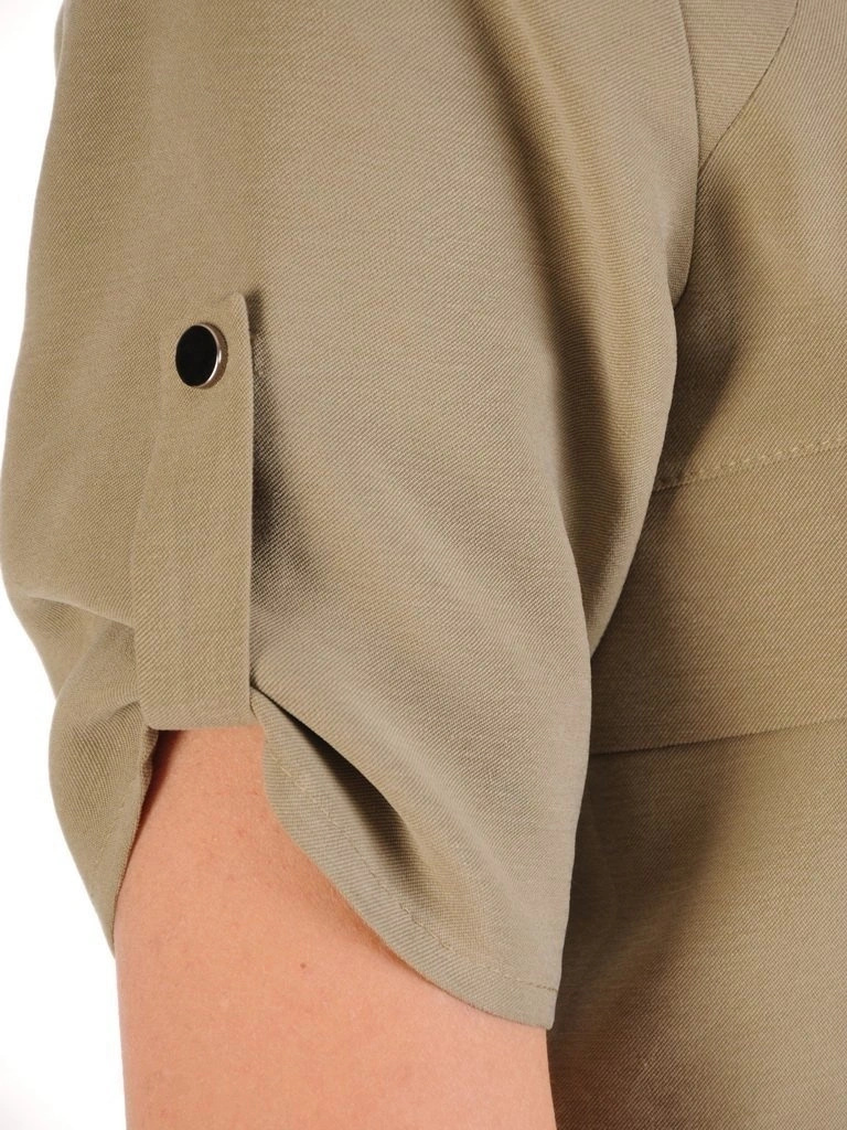 Wiskozowa sukienka khaki o prostym kroju – maskująca narzutka z ozdobnymi guzikami 29648