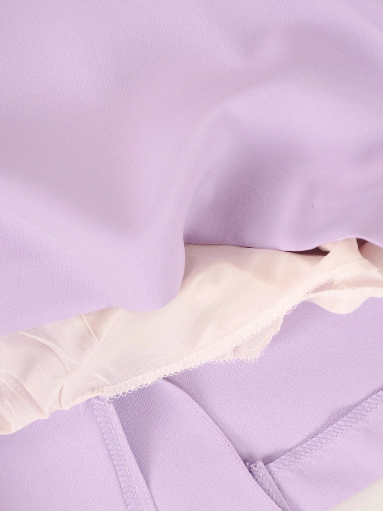 Elegancka liliowa sukienka wizytowa w kwiaty – prosty fason z wysmuklającymi zaszewkami 37974