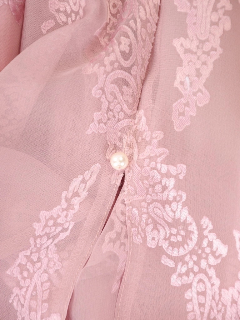 Różowa sukienka maxi rozkloszowana z ozdobnym kwiatem – eleganckie rękawy z perełkami akcentujące szyk 38055