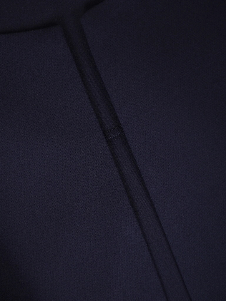 Elegancka garsonka na wesele granatowa w grochy – rozkloszowany fason tuszujący biodra 41561
