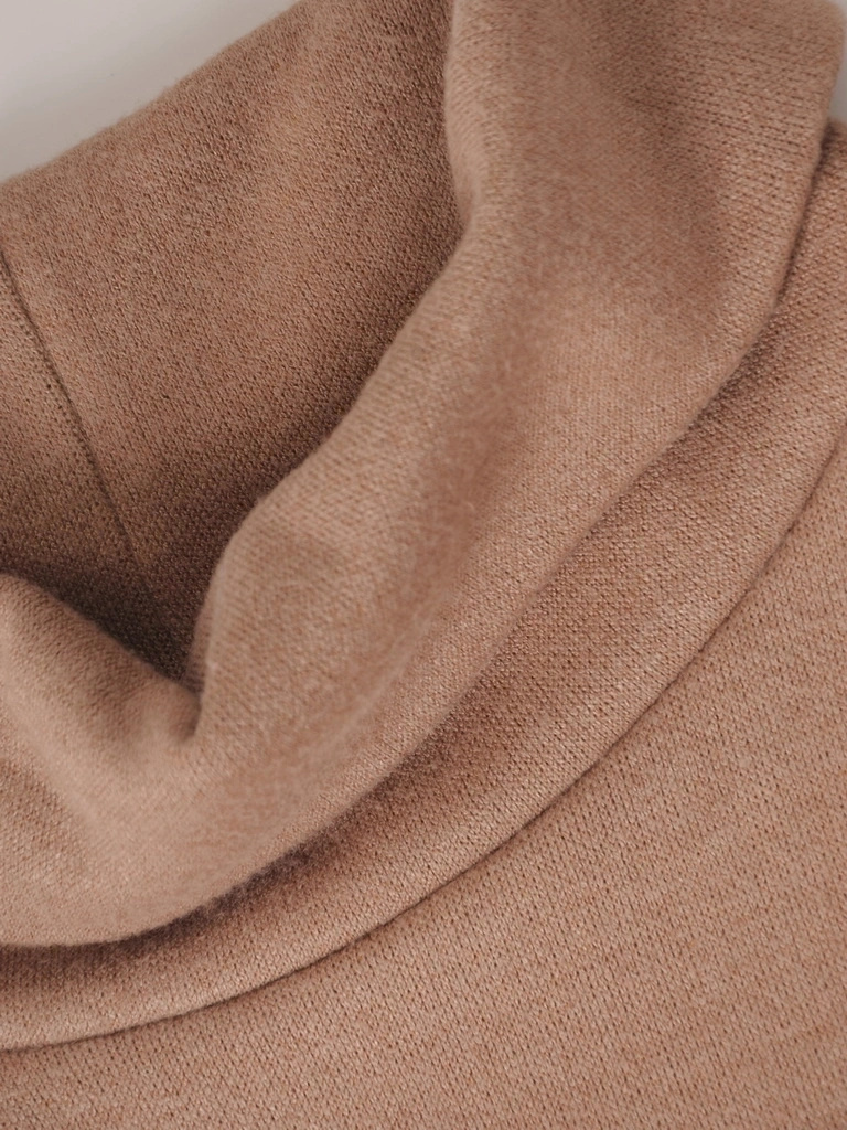 Elegancki sweter damski z golfem prosty beżowy – ciepły fason z kieszeniami na jesień i zimę 39097