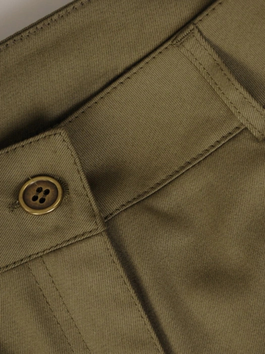 Dopasowane spodnie damskie w odcieniu khaki – kobiecy fason pięknie modelujący nogi 31494
