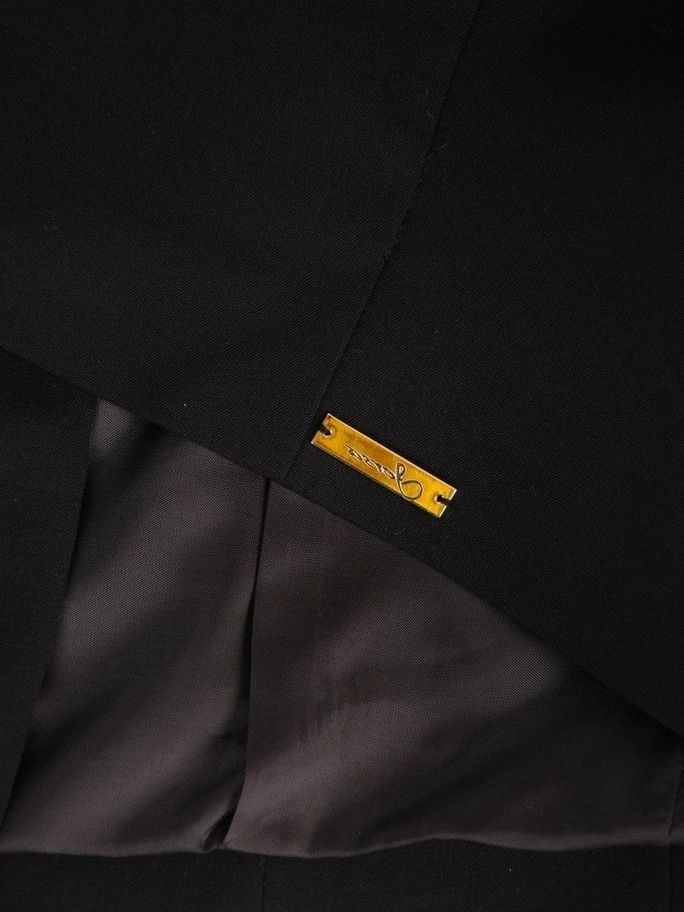 Elegancki czarny żakiet damski do sukienki – rękaw 3/4 i prosty fason z wyszczuplającymi przeszyciami 8492