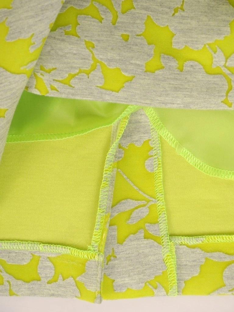 Elegancka zielona spódnica midi o prostym kroju w kwiaty – kobiecy fason z rozcięciem 28310