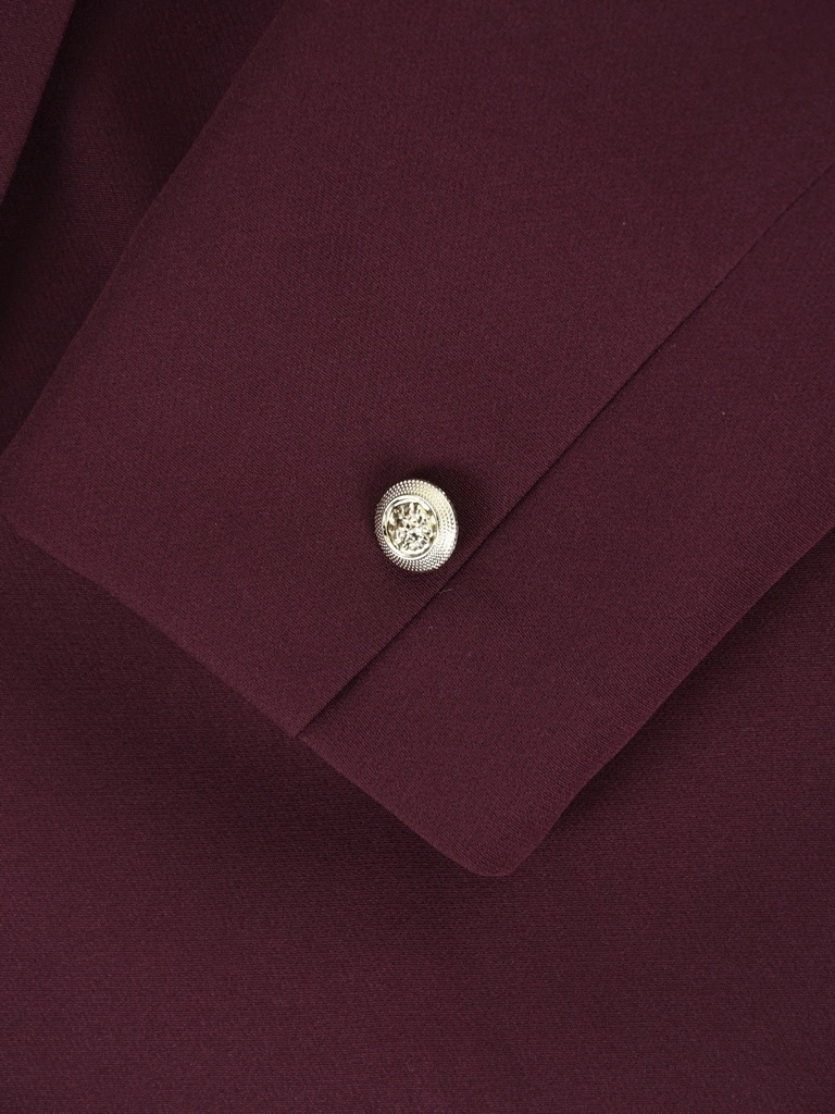 Elegancki garnitur damski na wesele śliwkowy – kobiecy fason ze spodniami z kantem i ozdobnymi guzikami 42502