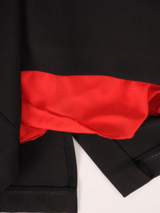 Elegancka czarno-czerwona sukienka ołówkowa midi – baskinka modelująca talię i odpinana broszka 36589
