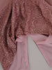 Sukienka z tkaniny i koronki, wiosenna kreacja w pudrowym kolorze 20006.