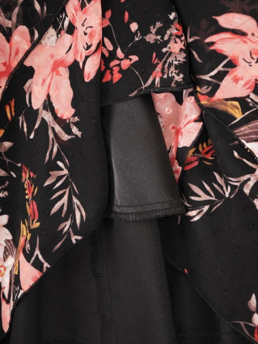 Czarna sukienka plus size w kwiaty – wyszczuplający fason midi z falbanami i rękawem 3/4 29049