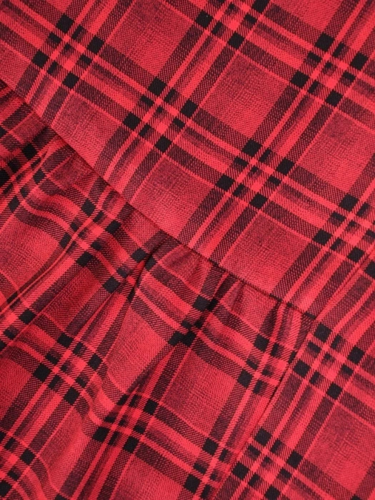 Malinowa sukienka trapezowa w kratkę z falbanami – swobodny fason tuszujący biodra 30695