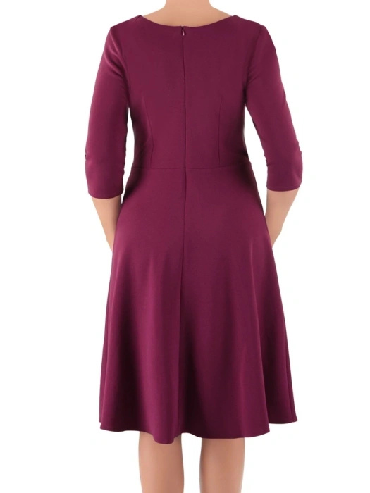 Elegancka sukienka w kolorze fuksji rozkloszowana do kolan – kobiecy fason z rękawem 3/4 wyrównujący proporcje 37389