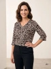 Elegancka bluzka plus size w panterkę z dekoltem V – luźny krój z rękawem 3/4, idealna na letnie dni 40845