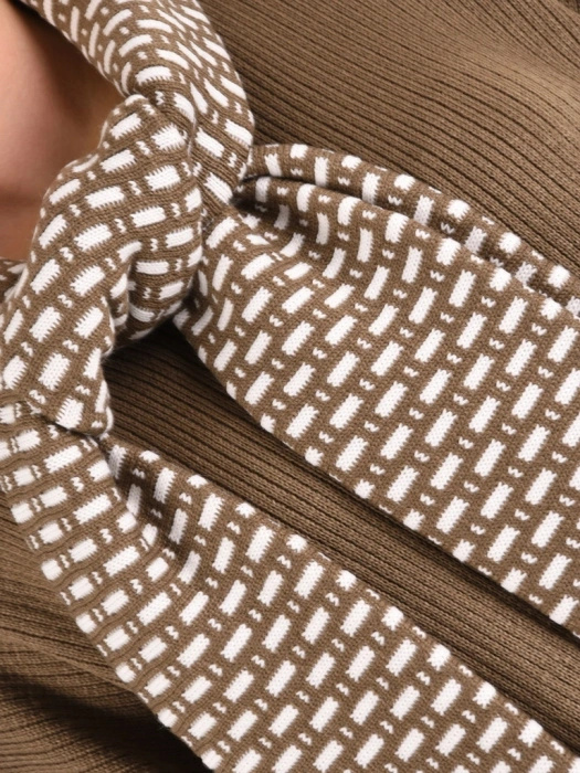 Elegancki sweter damski beżowy z szalowym kołnierzem – wygodny, luźny fason na chłodne dni 42167