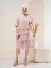 Prosta różowa sukienka midi z okrągłym dekoltem – falbany na rękawach wysmuklające sylwetkę 35835