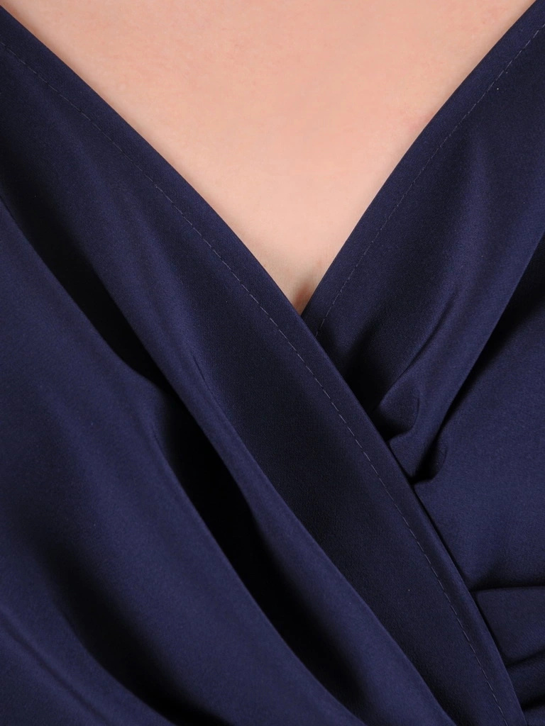 Elegancka granatowa sukienka na wesele – prosty fason midi z efektowną koronką w kwiaty 35048