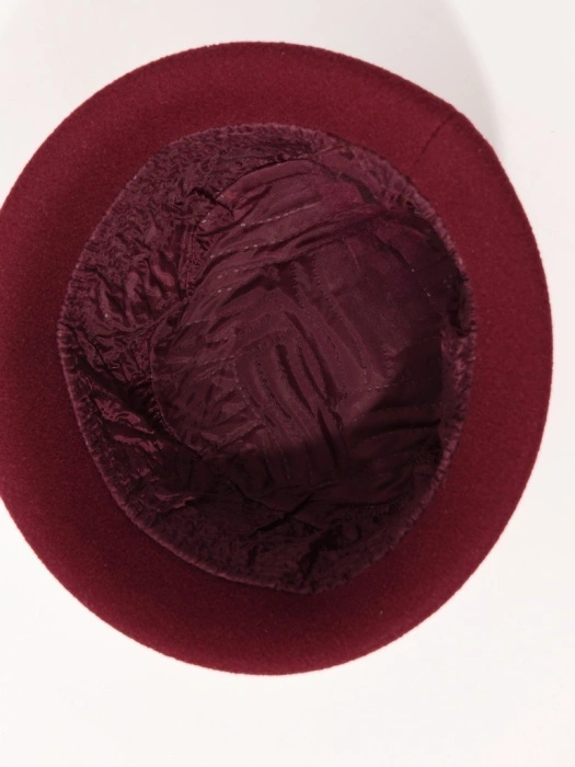 Elegancki kapelusz damski zimowy cloche w kolorze bordowym – ocieplany fason z krótkim rondem 40903