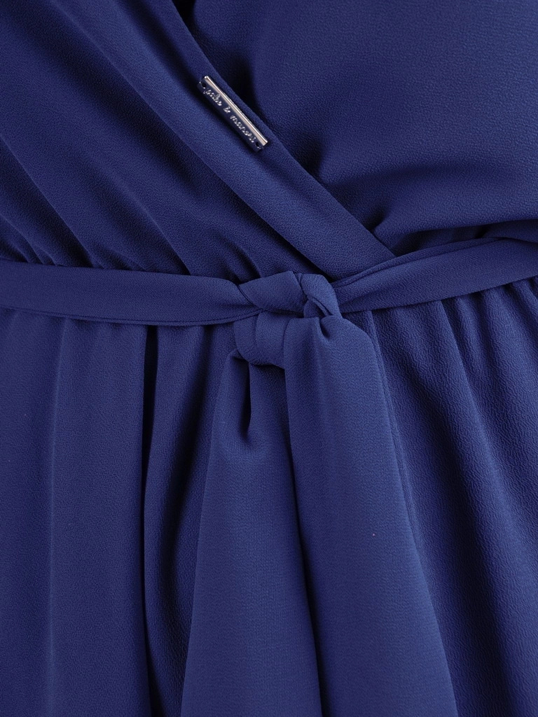 Elegancka granatowa sukienka rozkloszowana z paskiem – kopertowy dekolt pięknie eksponujący szyję 35231