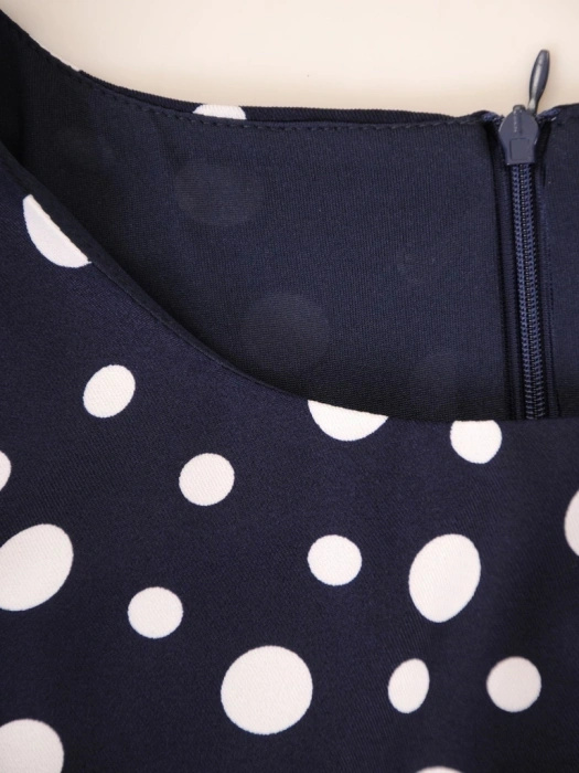 Granatowa sukienka maxi w groszki z paskiem – kobiecy krój syrenki akcentujący talię 38239