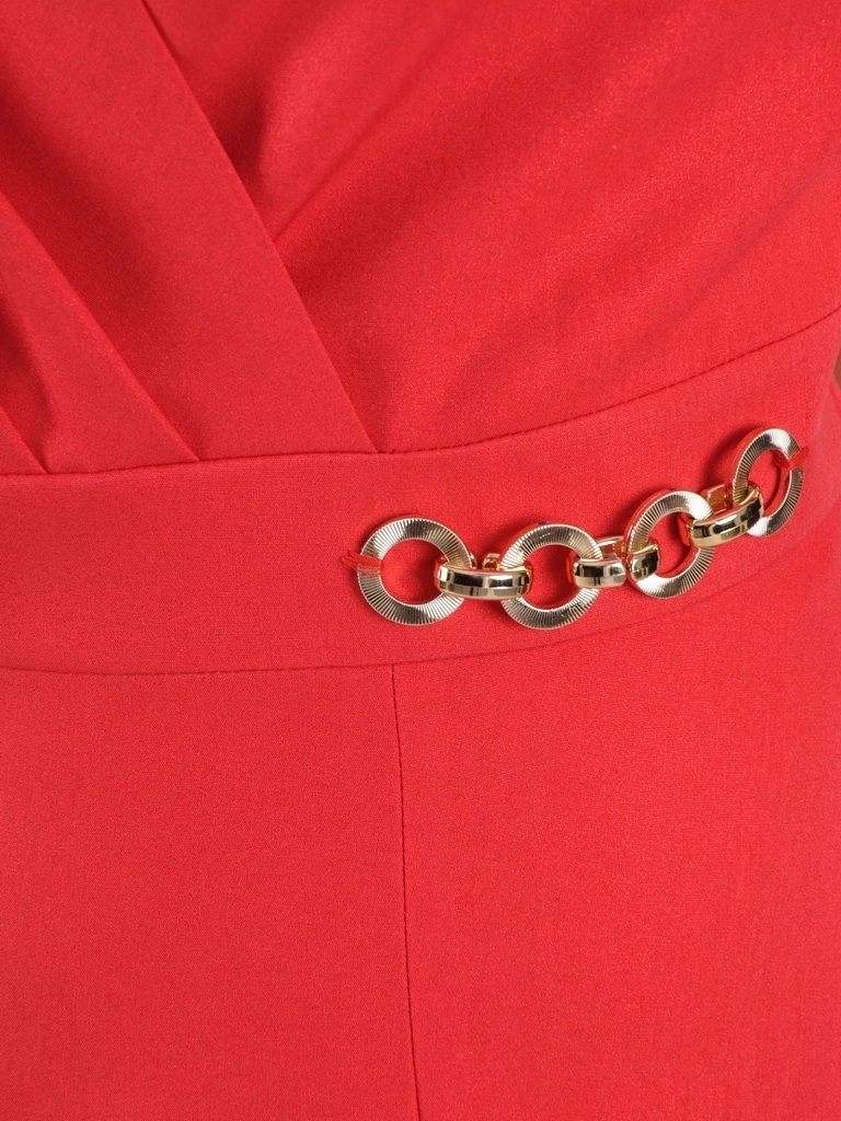 Elegancka malinowa kreacja rozkloszowana na lato – kopertowy dekolt i biżuteryjny akcent w pasie 36479