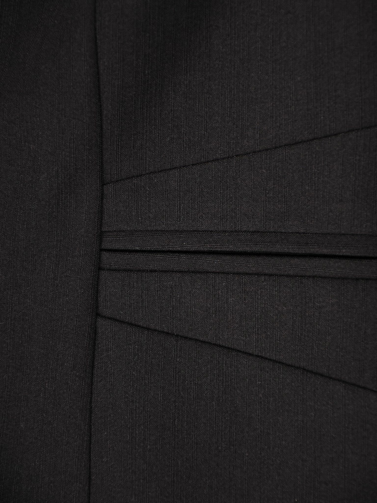 Elegancki czarny kostium damski o prostym kroju – model ze spódnicą i ozdobnym kołnierzem do pracy 35929