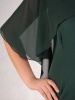 Zielona sukienka wizytowa midi prosty fason – ozdobna broszka i narzutka okrywająca ramiona 24695