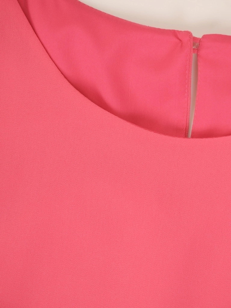 Elegancka sukienka trapezowa koralowa – maskujący biodra fason z ozdobnym rękawem 24724