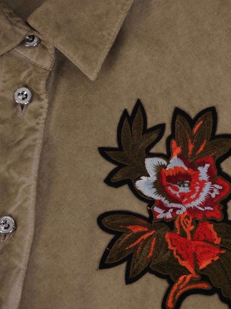 Kobieca koszula khaki z efektownym haftem kwiatowym – taliowany fason idealny do pracy i na lato 16471