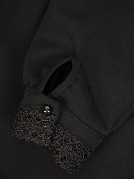 Czarna bluzka damska z ozdobnymi wstawkami z koronki 31579