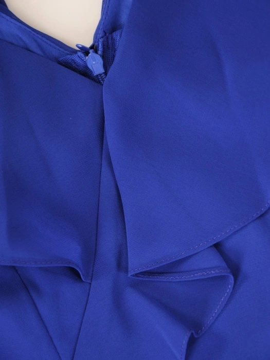 Elegancka sukienka koktajlowa rozkloszowana midi chabrowa – podkreślający talię fason z zakładką 38084