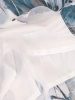Elegancka zielona sukienka w kwiaty z narzutką – prosty fason łagodnie wysmuklający sylwetkę 35509