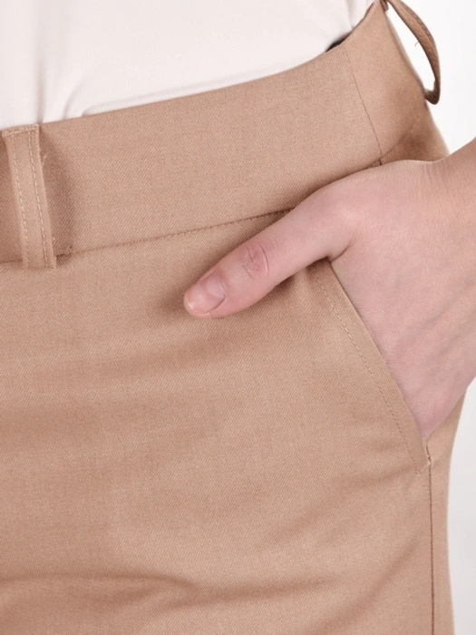 Eleganckie spodnie damskie camel o prostym kroju – wygodny fason z kieszeniami wysmuklający nogi 41446