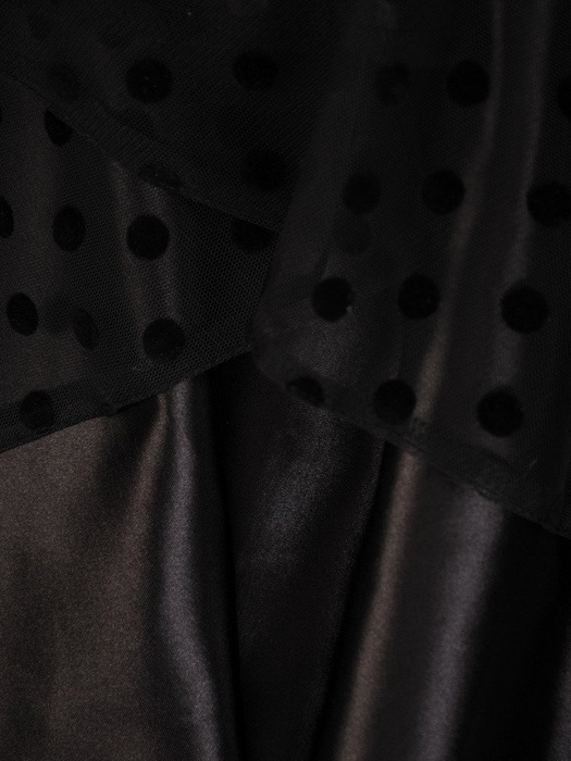 Rozkloszowana sukienka z koronki, czarna kreacja z paskiem 23461