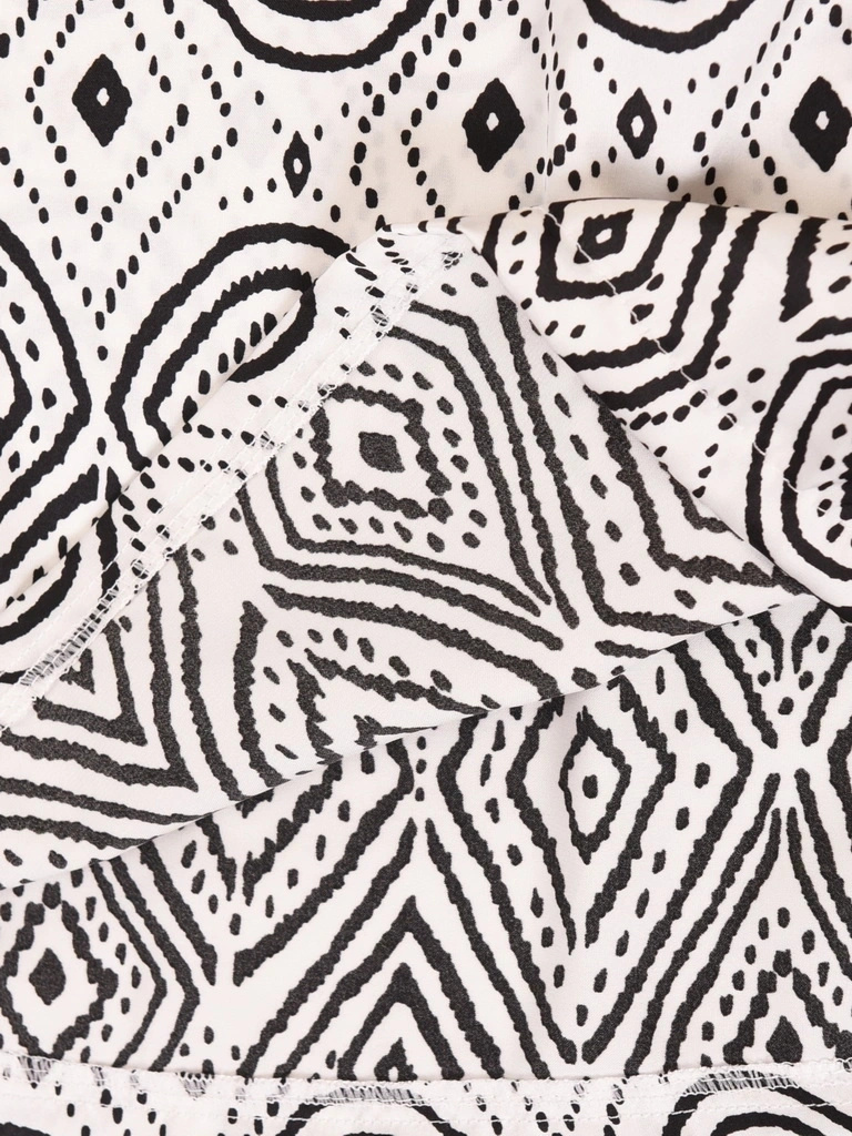 Elegancka bluzka wizytowa w czarno-biały print – prosty fason z wiskozy tuszujący sylwetkę 40174