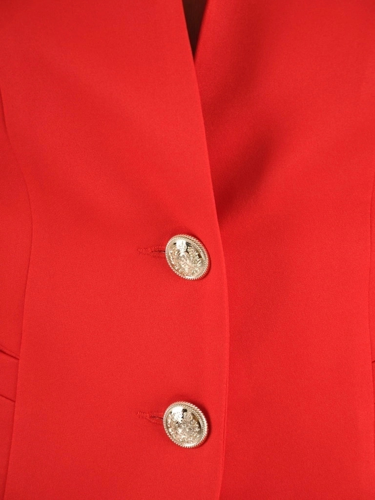 Elegancka czerwona marynarka damska do sukienki – taliowany krój z ozdobnymi guzikami 37720