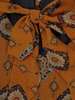 Musztardowa sukienka, kreacja z ozdobnym wiązanym dekoltem 27890
