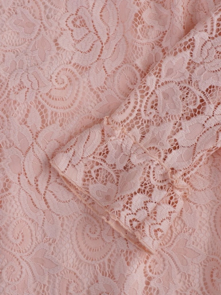 Elegancka sukienka trapezowa na wesele w pudrowym różu – kobiecy krój maskujący biodra z rękawem 3/4 11879