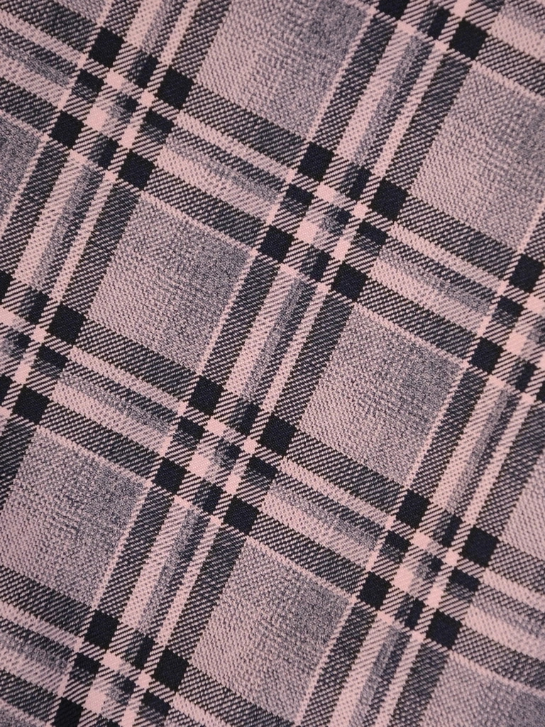 Elegancka sukienka midi w kratkę brudny róż – prosty fason z baskinką i rękawem 3/4 33887