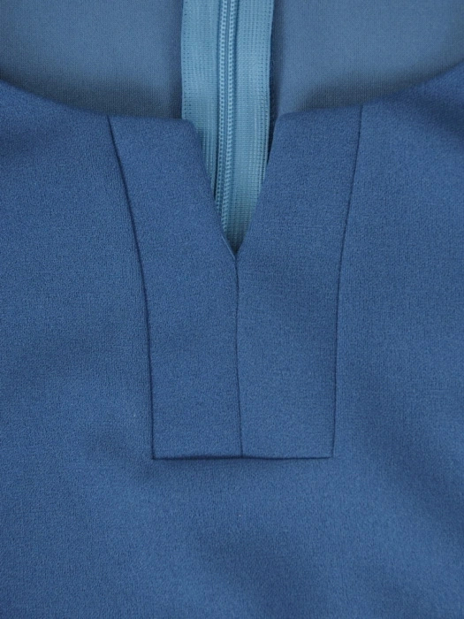 Elegancka niebieska sukienka midi o prostym kroju – wyszczuplające przeszycia i szykowny dekolt 37967