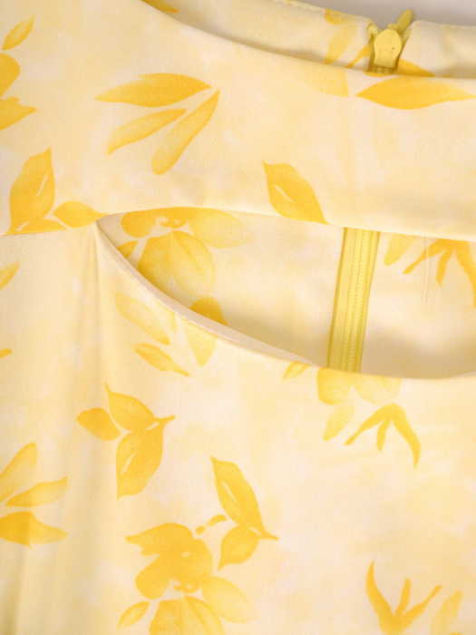 Wiosenna sukienka w listki, żółta kreacja z ozdobnie wyciętym dekoltem 33154