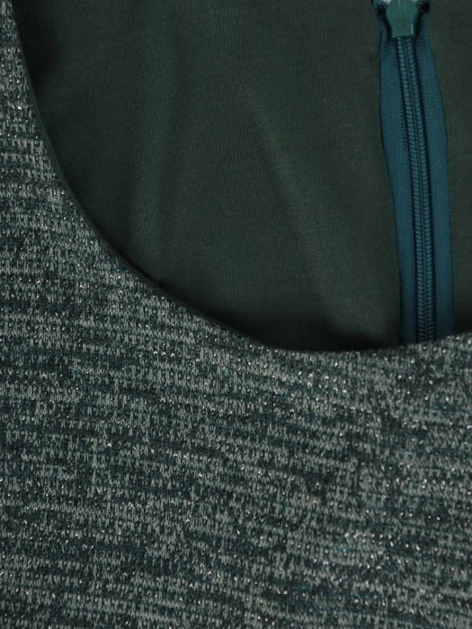 Elegancka sukienka rozkloszowana butelkowa zieleń – wysmuklające sylwetkę przeszycia ze srebrną nitką 27425