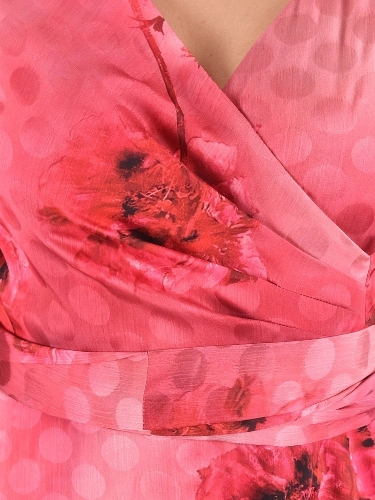 Bordowa sukienka rozkloszowana maxi w kwiaty – kobiecy fason z paskiem akcentującym talię 40208