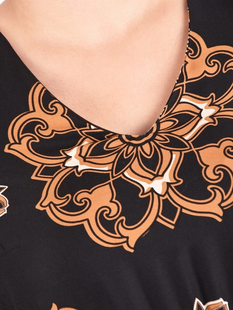 Czarna wzorzysta sukienka trapezowa maxi – fason tuszujący biodra z dekoltem w serek 42116