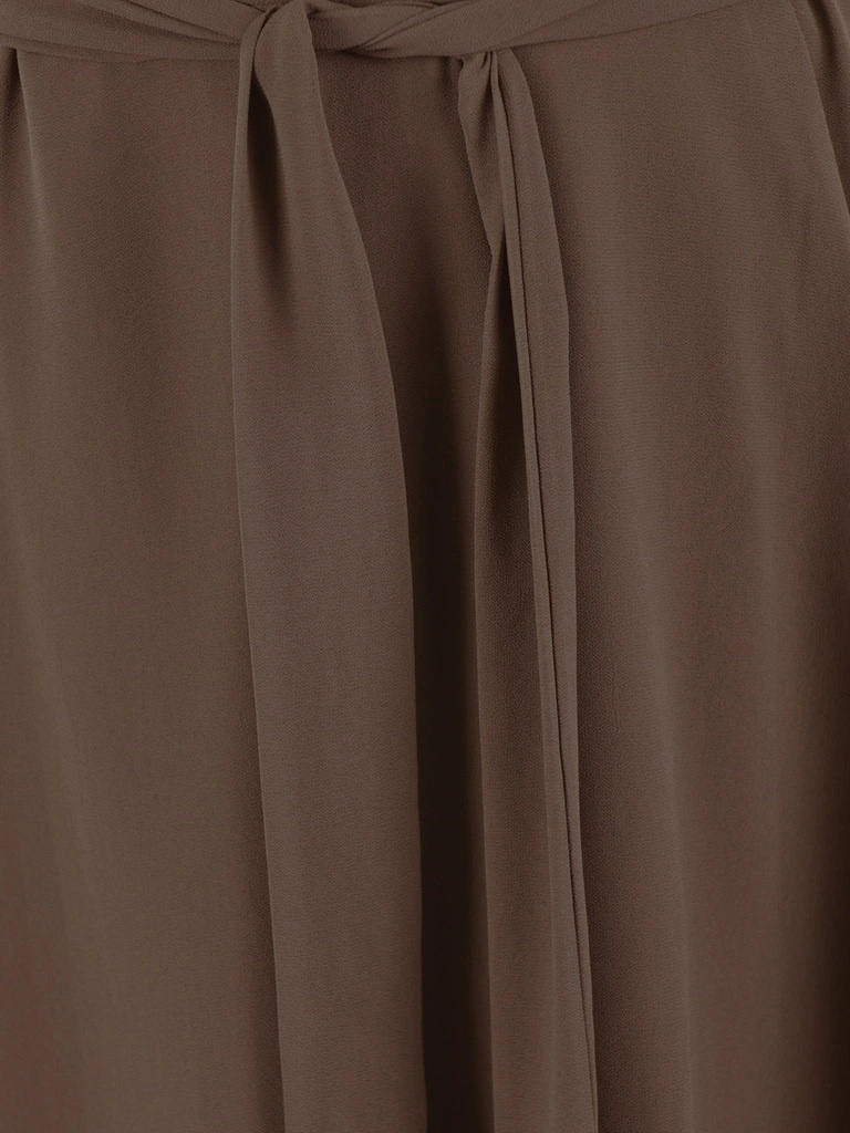 Elegancka brązowa sukienka midi z rękawem 3/4 – kopertowy dekolt i pas akcentujący talię 40247
