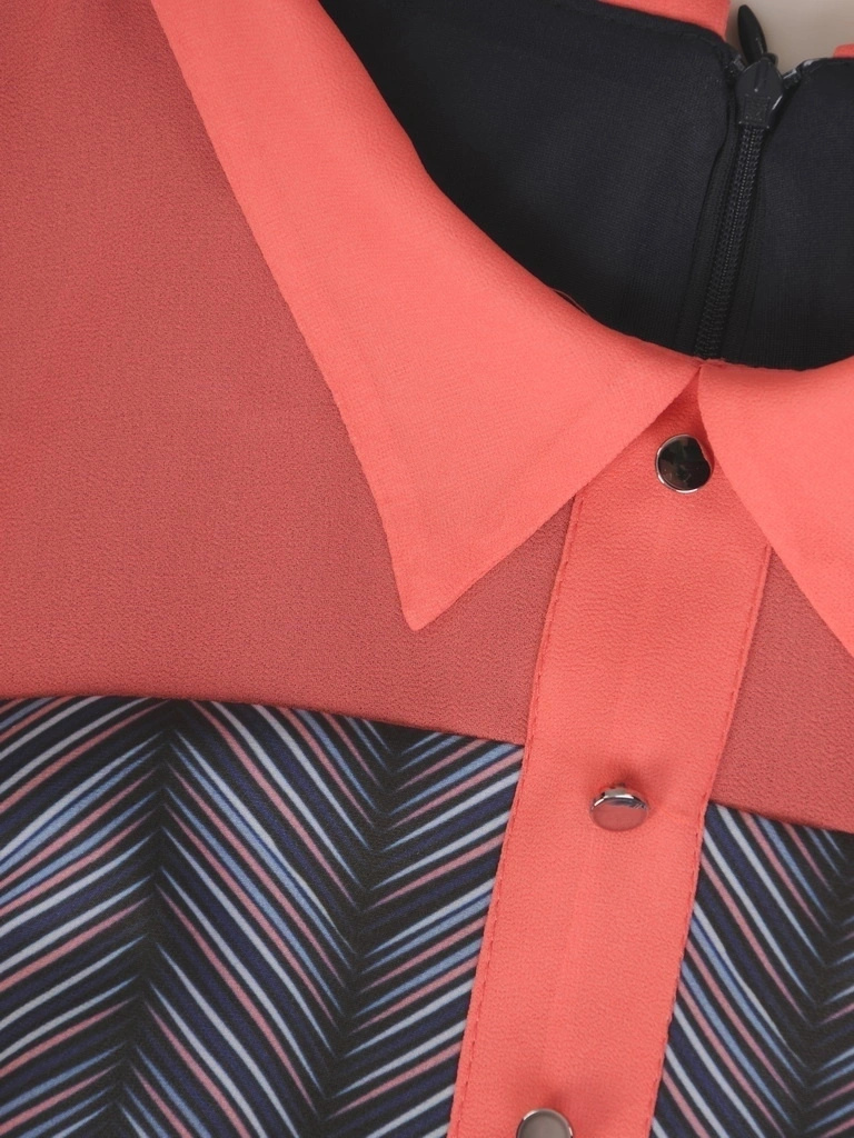 Prosta sukienka koszulowa midi w jodełkę z kołnierzykiem – elegancki model z wiązanymi rękawami do pracy 32447