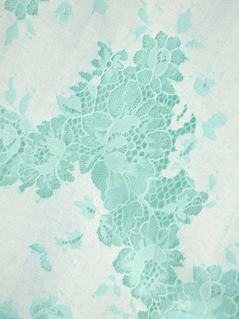 Miętowa sukienka wizytowa trapezowa midi w kwiaty – fason maskujący biodra 33152