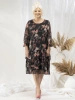 Czarna sukienka plus size w kwiaty – wyszczuplający fason midi z falbanami i rękawem 3/4 29049