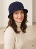 Elegancki granatowy kapelusz damski cloche – ozdobny kwiat i regulacja obwodu na zimę 42384