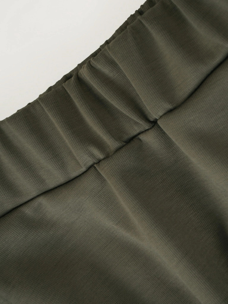 Wiskozowa spódnica trapezowa midi khaki – elastyczna talia i maskujący fason 39474