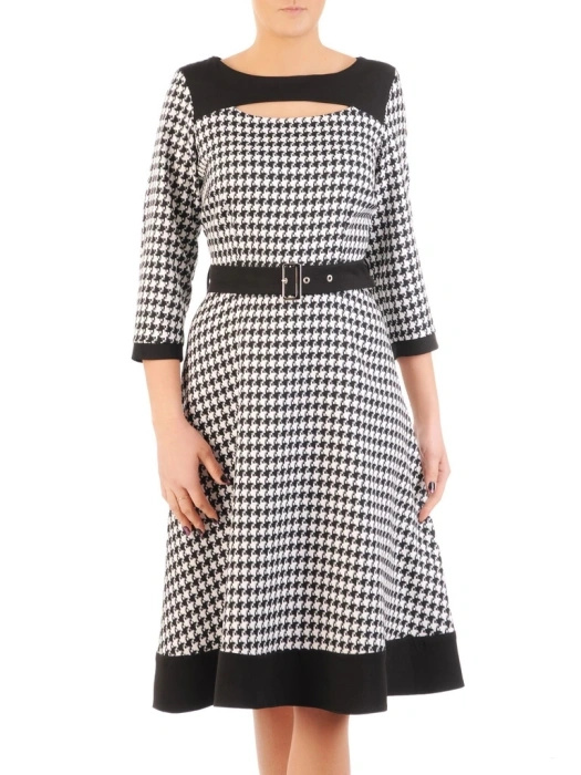 Elegancka sukienka rozkloszowana midi w pepitkę – kobiecy model z dekoltem w łódkę i paskiem 32345
