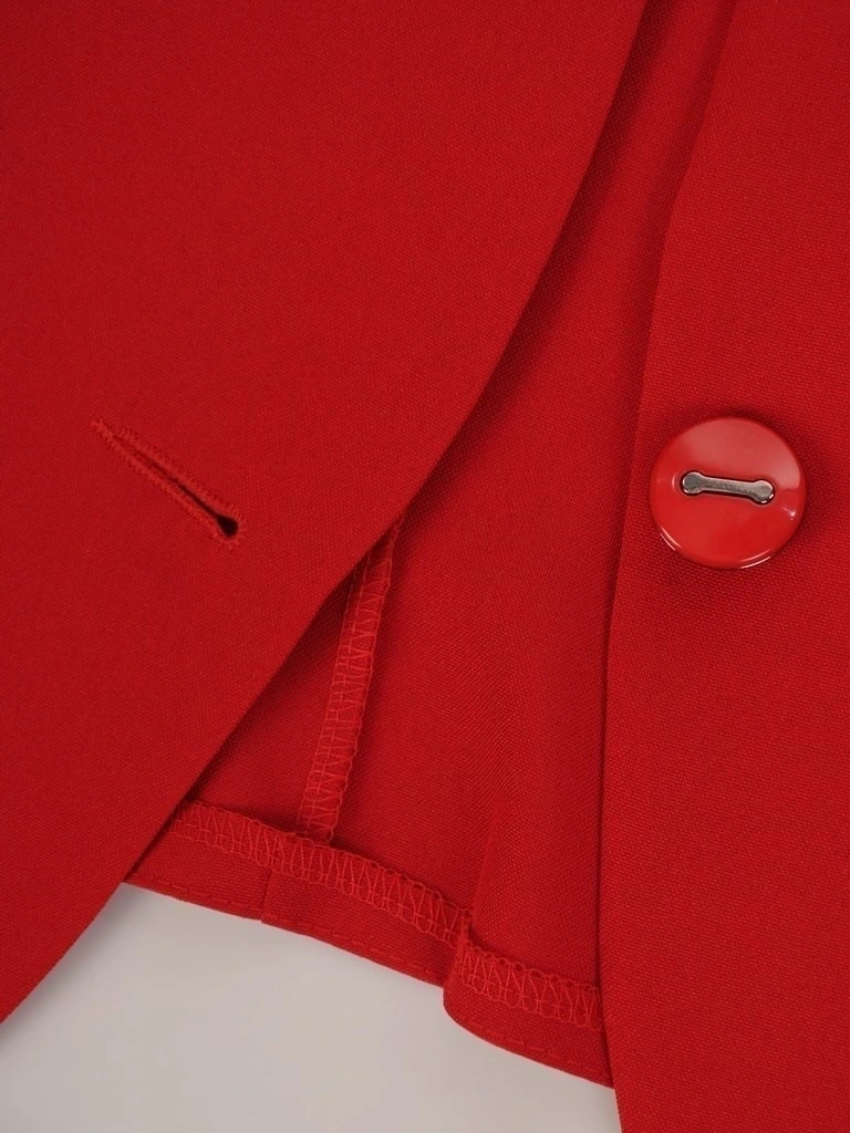 Elegancka czerwona marynarka damska do sukienki – taliowany krój z ozdobnym guzikiem 25156